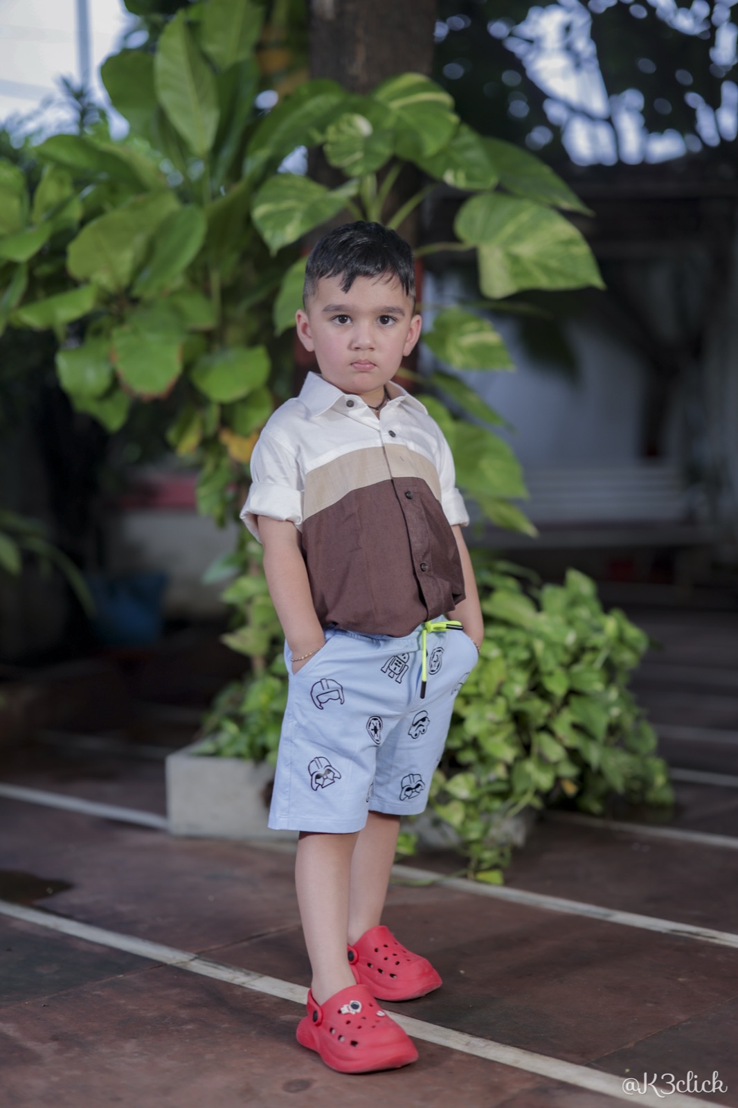 Colorblock shirt with character-print shorts
